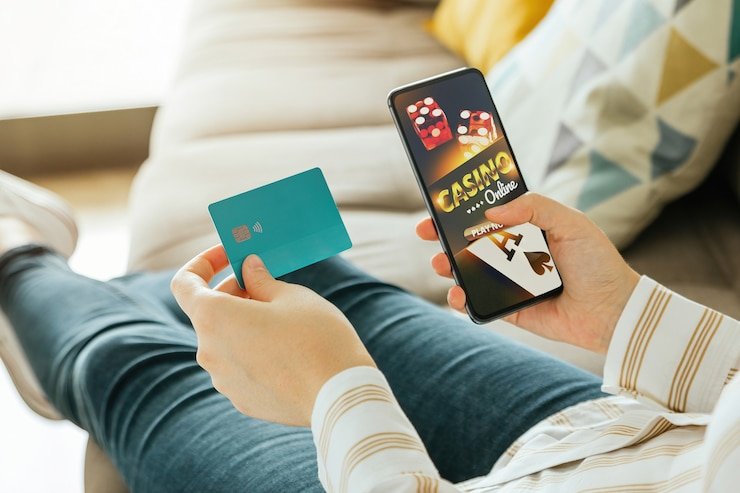 Pengguna mobile memeriksa detail pembayaran